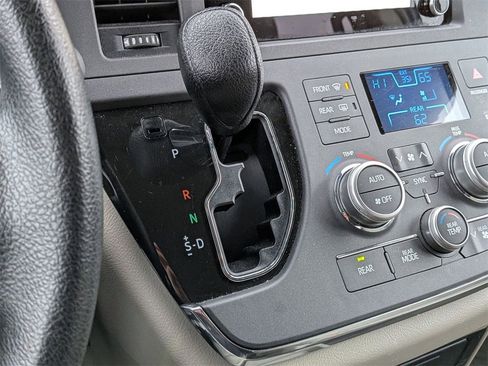 Used 2018 Toyota Sienna L image 15