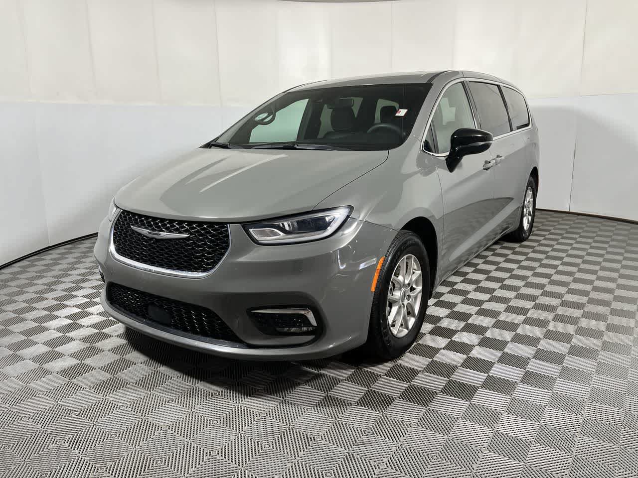 Used 2025 Chrysler Pacifica Select FWD image 4