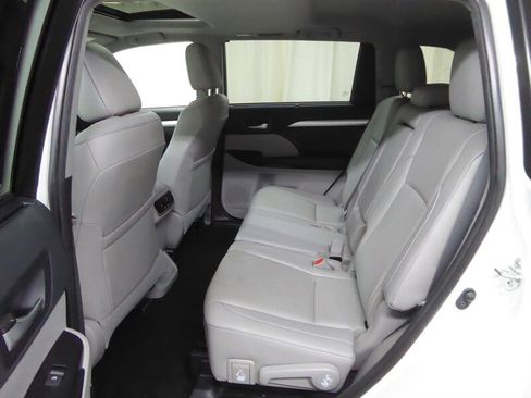 Used 2019 Toyota Highlander XLE AWD/4WD image 28