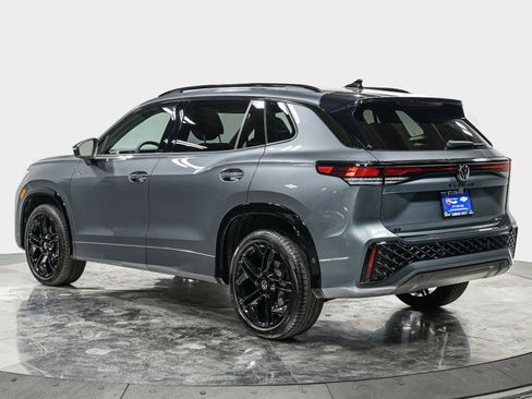 Used 2025 Volkswagen Tiguan SE R-Line image 4