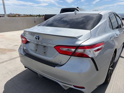 Used 2020 Toyota Camry SE w/ Sunroof Package FWD image 4