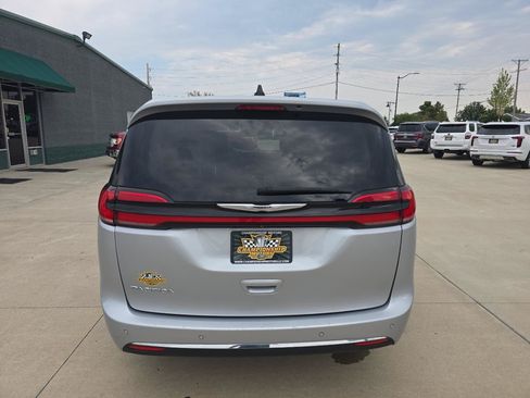 Used 2023 Chrysler Pacifica Touring-L FWD image 4