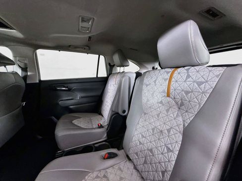 Used 2022 Toyota Highlander Bronze Edition FWD image 30
