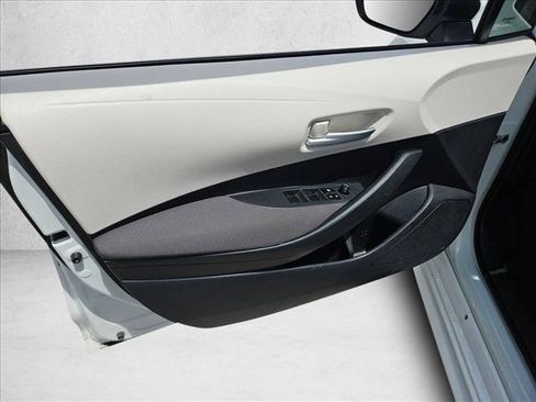 Used 2021 Toyota Corolla LE FWD image 12