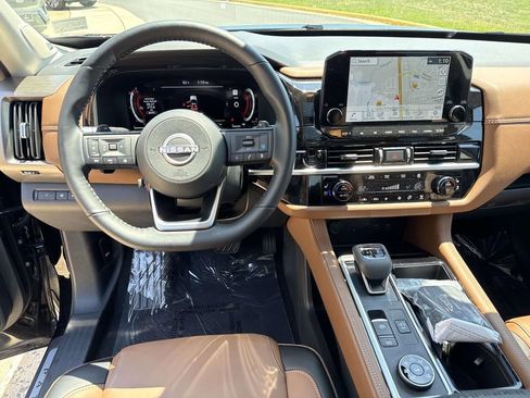 Used 2025 Nissan Pathfinder Platinum AWD/4WD image 31