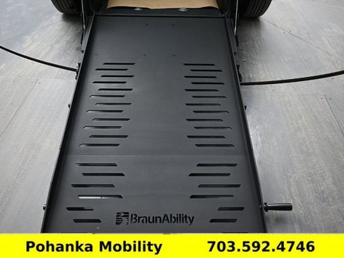 Used 2024 Chrysler Pacifica Touring-L image 3