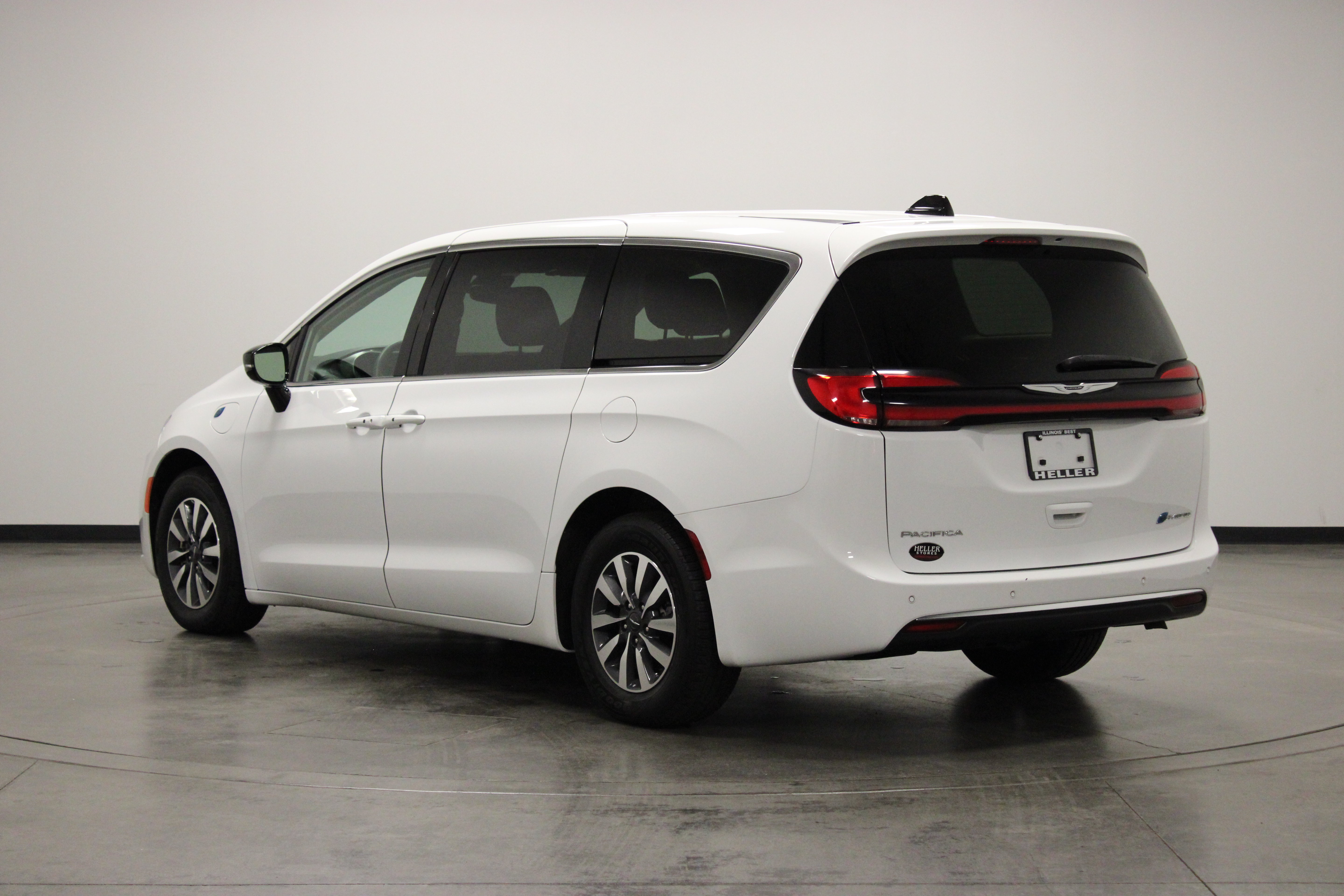 Used 2024 Chrysler Pacifica Limited FWD image 6