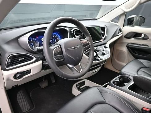 Used 2024 Chrysler Pacifica Touring-L FWD image 11