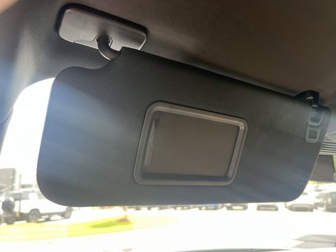 Used 2025 Land Rover Discovery Dynamic SE AWD/4WD image 25