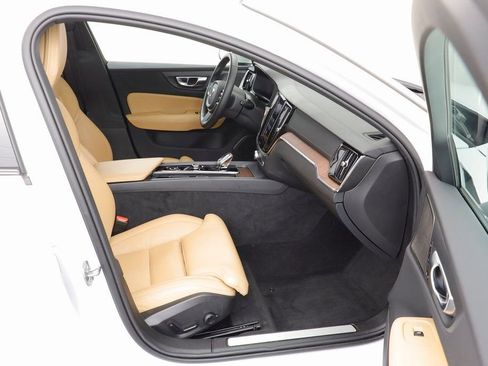 Used 2024 Volvo V60 B5 Cross Country Ultimate image 21