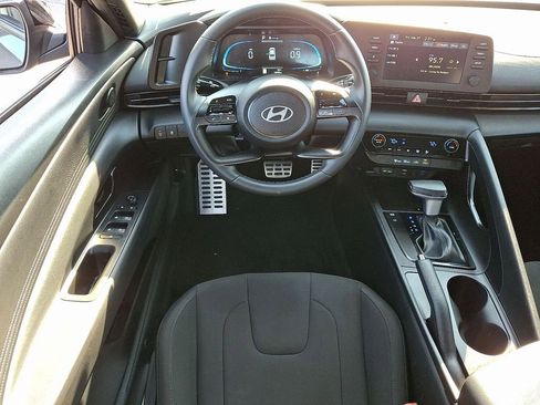 Used 2025 Hyundai Elantra Sport image 12