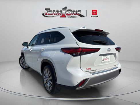 Used 2023 Toyota Highlander Platinum image 8