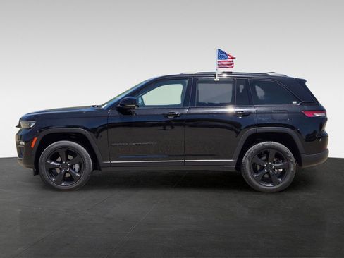 Used 2023 Jeep Grand Cherokee Limited w/ Black Appearance Package AWD/4WD image 7