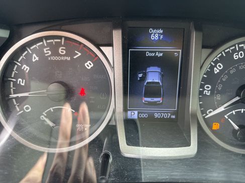 Used 2019 Toyota Tacoma SR5 image 1