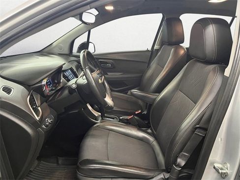 Used 2020 Chevrolet Trax LT w/ Sun & Sound Package image 10
