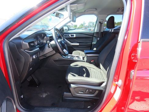 Used 2021 Ford Explorer XLT image 27