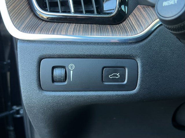 Used 2022 Volvo XC60 B5 Inscription w/ Advanced Package FWD image 24