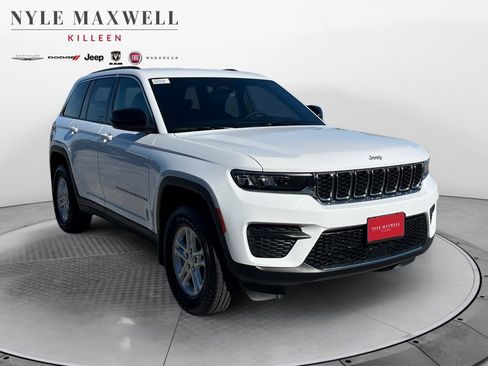 New 2025 Jeep Grand Cherokee Laredo image 2