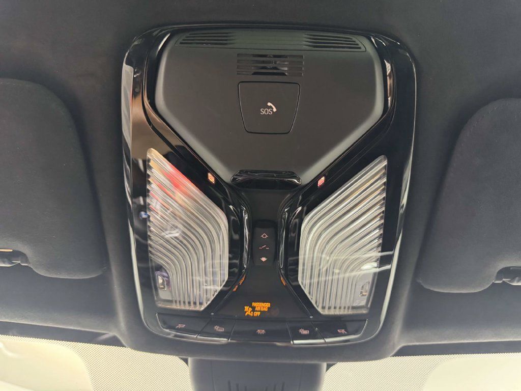Used 2022 BMW X7 xDrive40i w/ M Sport Package AWD/4WD image 25