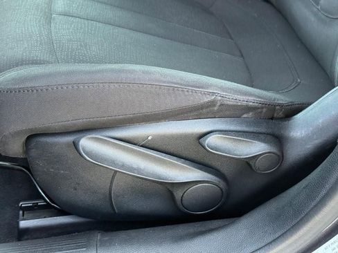 Used 2016 Chrysler 200 Limited FWD image 18