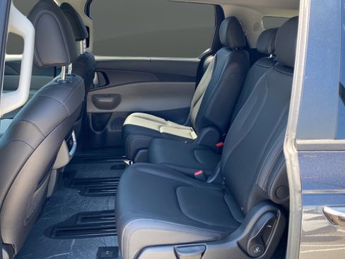 New 2026 Kia Carnival EX FWD image 24
