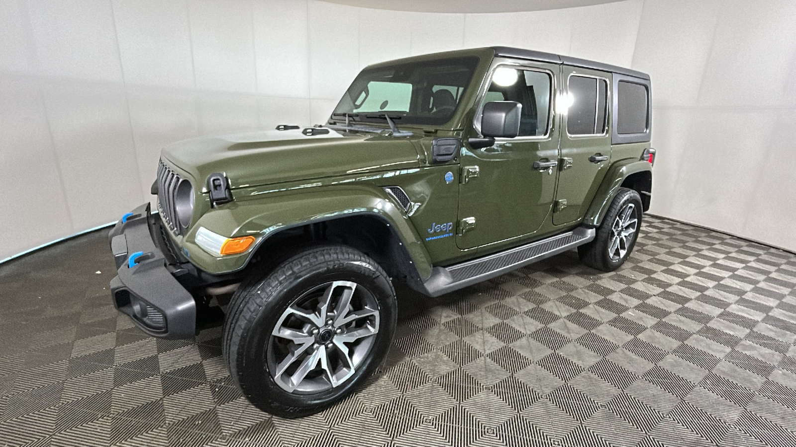 Used 2024 Jeep Wrangler Unlimited w/ Convenience Group AWD/4WD image 8