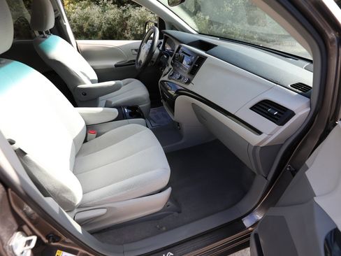 Used 2011 Toyota Sienna LE image 10