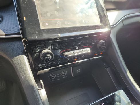 Used 2025 Jeep Grand Cherokee Altitude RWD image 19