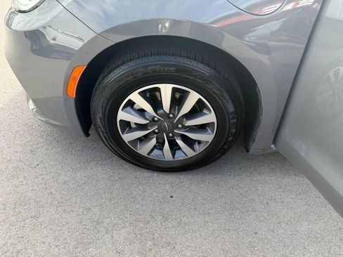 Used 2022 Chrysler Pacifica Touring-L w/ Uconnect Theater Family Group FWD image 21