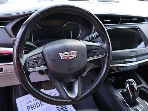 Used 2020 Cadillac XT4 Luxury w/ Cold Weather Package image 11