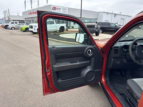 Used 2007 Dodge Nitro SXT image 12