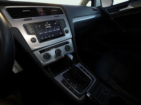 Used 2017 Volkswagen Golf S image 19