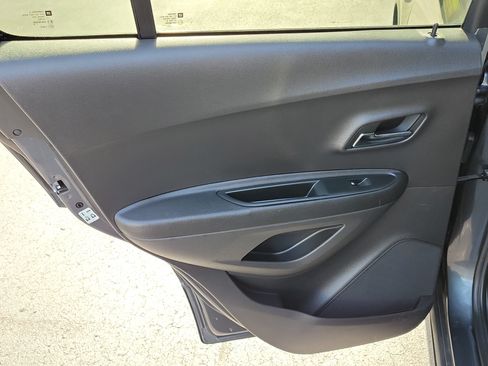 Used 2016 Chevrolet Trax LT w/ LT Convenience Package FWD image 8