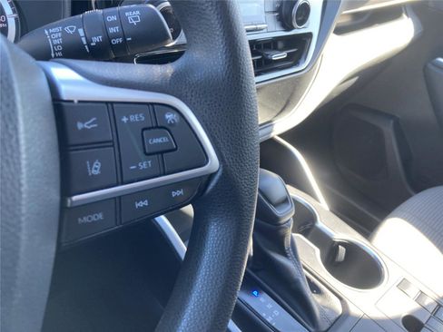 Used 2023 Toyota Highlander L image 18