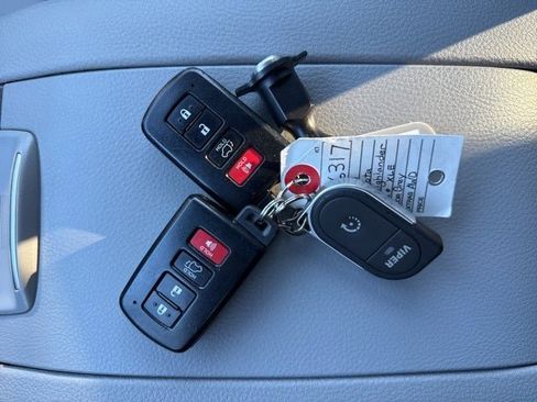 Used 2019 Toyota Highlander XLE image 38