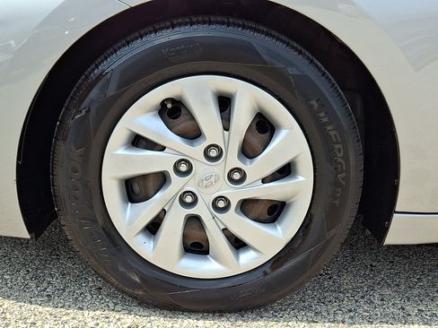 Used 2020 Hyundai Elantra SE FWD image 9