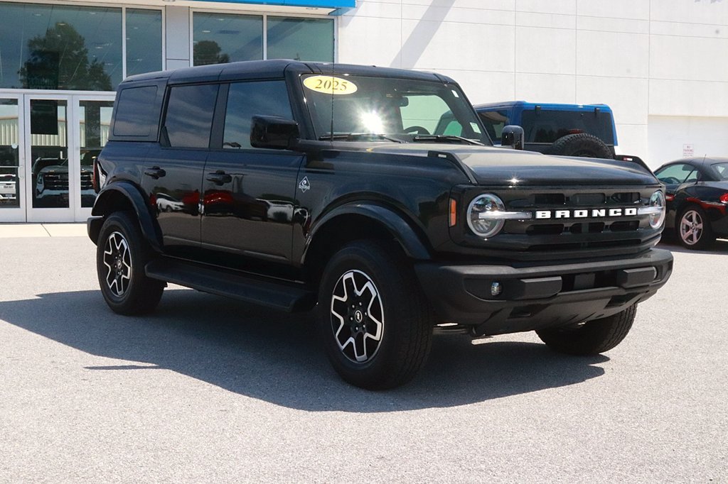 Used 2025 Ford Bronco Outer Banks AWD/4WD image 3