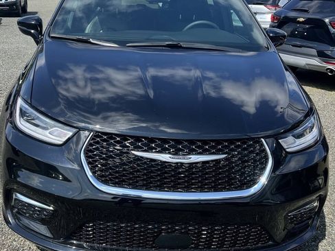 Used 2025 Chrysler Pacifica Select FWD image 2