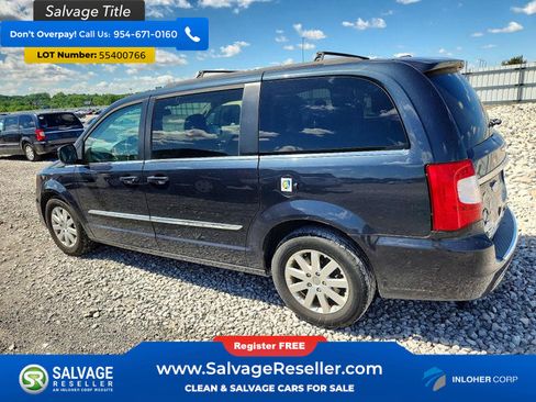 Used 2014 Chrysler Town & Country Touring FWD image 3