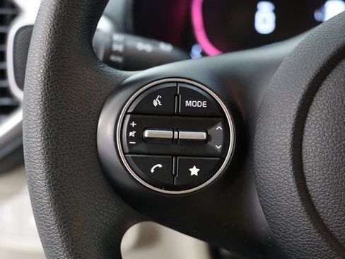 Used 2025 Kia Soul LX w/ LX Technology Package FWD image 21