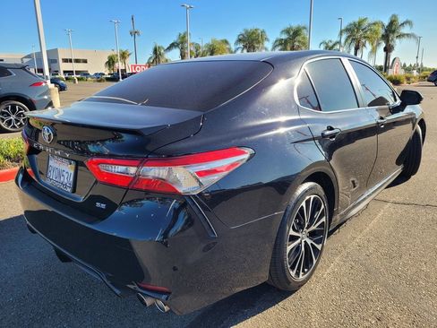 Used 2018 Toyota Camry SE image 4