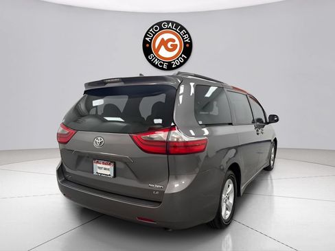 Used 2020 Toyota Sienna LE FWD image 3