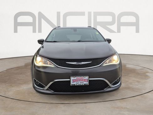 Used 2020 Chrysler Pacifica Touring-L image 4