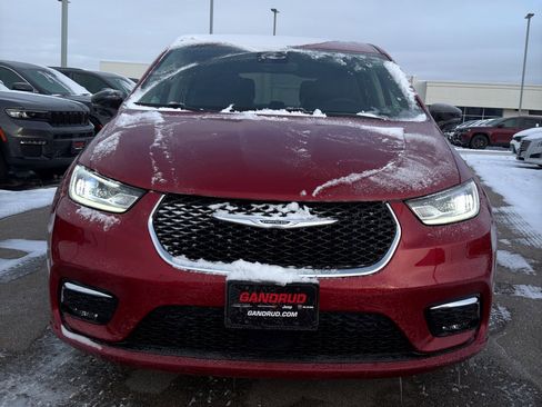 Used 2024 Chrysler Pacifica Limited image 3