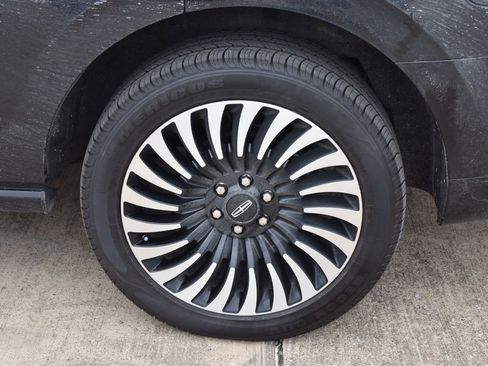 Used 2024 Lincoln Navigator Premiere AWD/4WD image 10