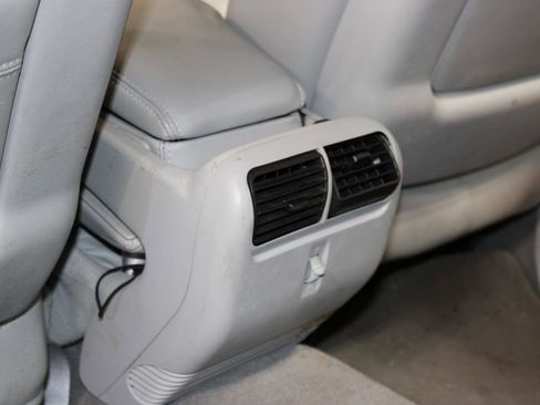 Used 2004 Lincoln Town Car Signature image 33