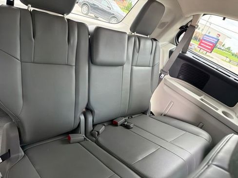 Used 2011 Volkswagen Routan SE FWD image 25