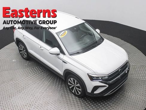 Used 2024 Volkswagen Taos SE FWD image 3