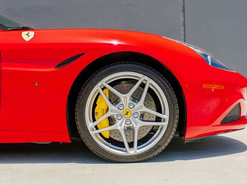 Used 2016 Ferrari California T RWD image 31