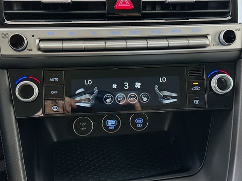 Used 2025 Genesis G70 2.5T image 24